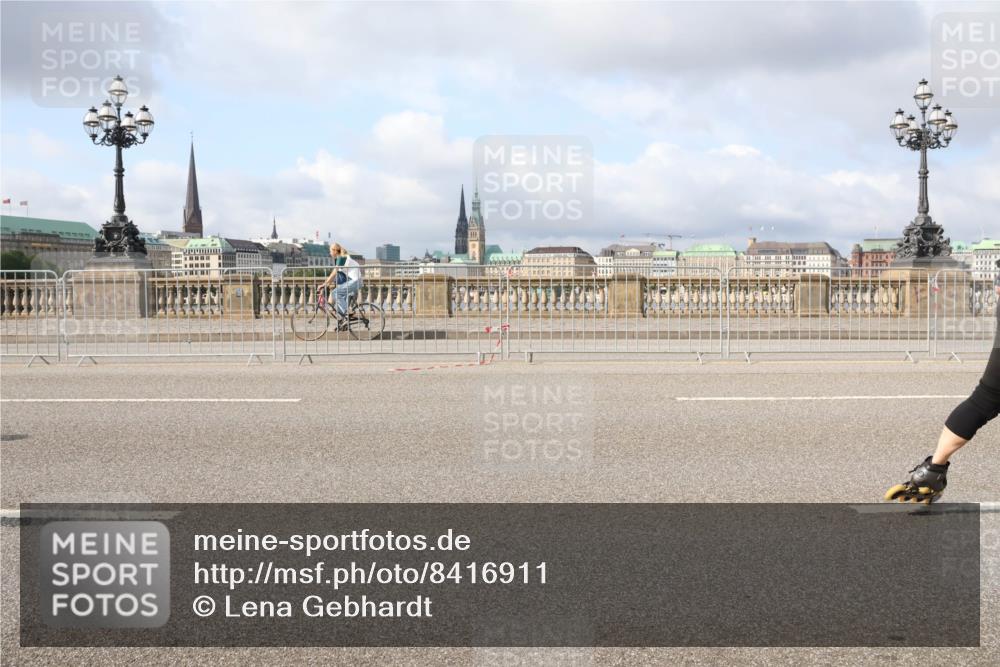 29.06.2025 - hella hamburg halbmarathon Lena Gebhardt http://msf.ph/oto/8416911 29.06.2025 08:56:58 Lombardsbrücke  meine-sportfotos.de