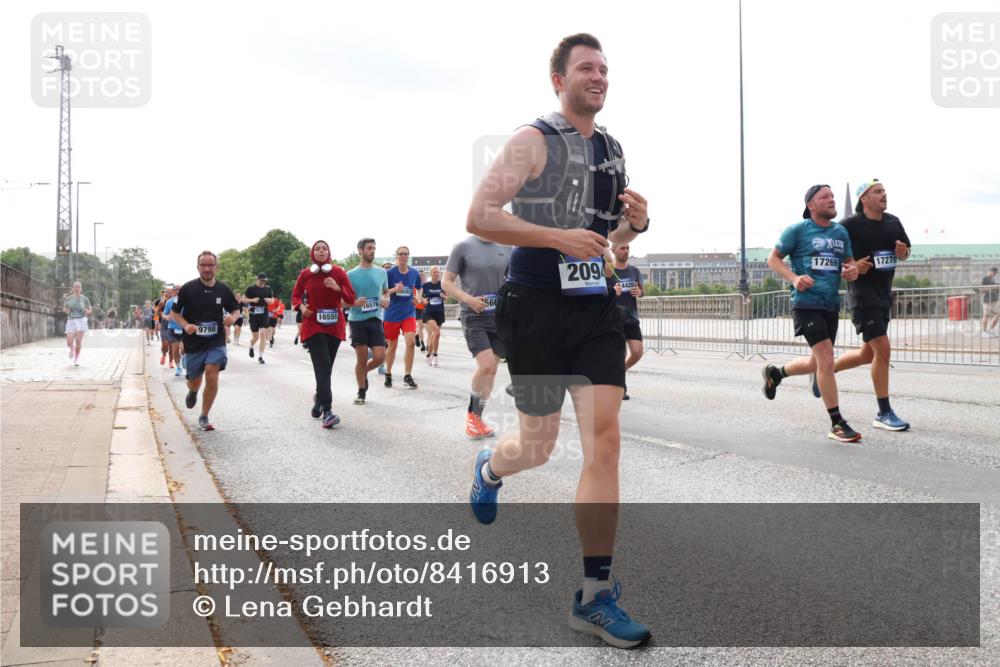 29.06.2025 - hella hamburg halbmarathon Lena Gebhardt http://msf.ph/oto/8416913 29.06.2025 10:17:51 Lombardsbrücke 2094, 16576, 560, 16555, 9798, 17269, 17270, 1015, 1159, 1160, 1204, 1268, 1274, 1325, 1458, 1622, 1641, 1749, 1795, 1982, 2094, 2147, 2259, 2305, 2548, 2860, 2931, 3138, 3292, 3802, 3803, 3977, 4194, 4218, 4852, 5002, 5004, 5290, 5611, 5733, 6254, 6270, 6336, 6352, 6520, 6786, 7011, 7094, 7258, 7291, 7410, 7413, 7566, 7641, 7649, 7838, 7844, 7882, 7883, 8128, 8144, 8210, 8248, 8309, 8351, 8607, 8799, 8895, 9400, 9539, 9717, 9734, 9798, 9848, 9964, 10174, 10332, 10509 meine-sportfotos.de