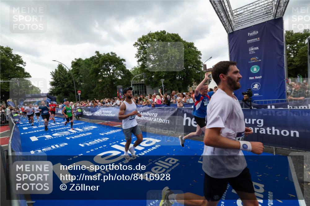 29.06.2025 - hella hamburg halbmarathon Zöllner http://msf.ph/oto/8416928 29.06.2025 10:50:37 Ziel 1399, 1750, 3414, 4346, 5447, 6282, 6662, 7397, 7786, 8153, 8576, 9057, 11214, 13808, 13812, 13875, 14626, 15519, 15803, 16806, 17179, 17247, 17319, 18006 meine-sportfotos.de