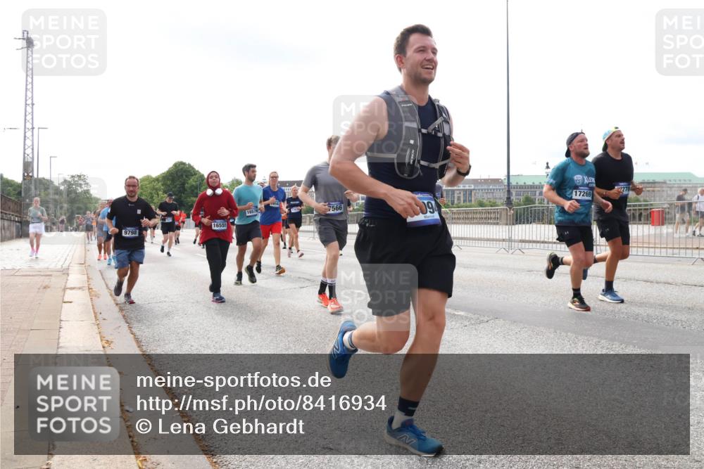 29.06.2025 - hella hamburg halbmarathon Lena Gebhardt http://msf.ph/oto/8416934 29.06.2025 10:17:51 Lombardsbrücke 9798, 16555, 16576, 58, 7566, 09, 17269, 1270, 1015, 1159, 1160, 1204, 1268, 1274, 1325, 1458, 1622, 1641, 1749, 1795, 1982, 2094, 2147, 2259, 2305, 2548, 2860, 2931, 3138, 3292, 3802, 3803, 3977, 4194, 4218, 4852, 5002, 5004, 5290, 5611, 5733, 6254, 6270, 6336, 6352, 6520, 6786, 7011, 7094, 7258, 7291, 7410, 7413, 7566, 7641, 7649, 7838, 7844, 7882, 7883, 8128, 8144, 8210, 8248, 8309, 8351, 8607, 8799, 8895, 9400, 9539, 9717, 9734, 9798, 9848, 9964, 10174, 10332, 10509 meine-sportfotos.de