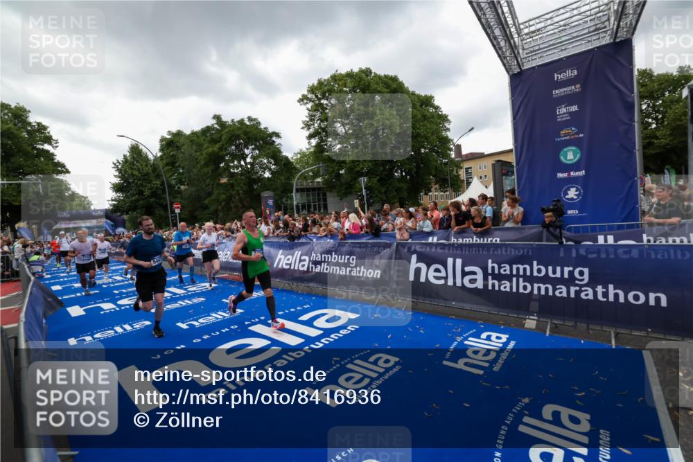 29.06.2025 - hella hamburg halbmarathon Zöllner http://msf.ph/oto/8416936 29.06.2025 10:50:38 Ziel 1399, 1750, 3414, 4346, 5447, 6282, 6662, 7397, 7583, 7786, 8153, 8576, 9057, 11214, 13808, 13812, 13875, 15519, 15803, 16291, 16806, 17179, 17247, 18006, 18413 meine-sportfotos.de