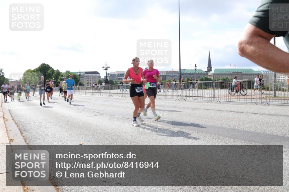 29.06.2025 - hella hamburg halbmarathon Lena Gebhardt http://msf.ph/oto/8416944 29.06.2025 10:05:17 Lombardsbrücke 9007, 8999, 1126, 1559, 1863, 1936, 1981, 2288, 2298, 2424, 2624, 2628, 3071, 3413, 3578, 4014, 4220, 4394, 4538, 4782, 4951, 5073, 6059, 6907, 6908, 7302, 7826, 8089, 8999, 9007, 9019, 9075, 9165, 9559, 9680, 9736, 9737, 9738, 10343, 10694, 11088, 11551, 11595, 11784, 11873, 12557, 13221, 13242, 13327, 13717, 14203, 14465, 14642, 16092, 16134, 16357, 16478, 16546, 16579, 16847, 17112, 17707, 17818, 18189, 18616, 18617, 19034 meine-sportfotos.de