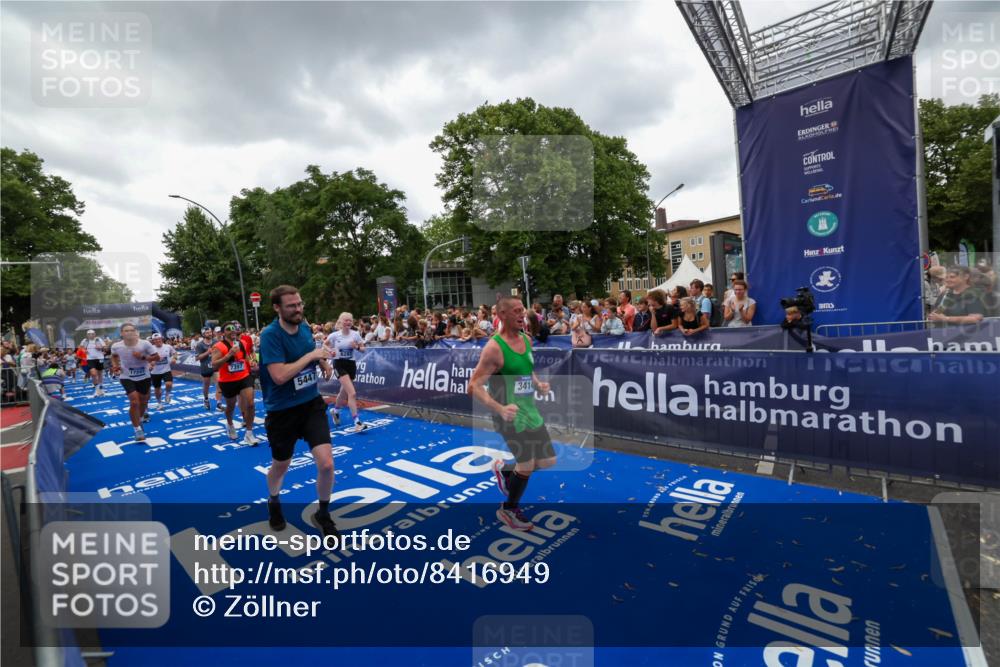 29.06.2025 - hella hamburg halbmarathon Zöllner http://msf.ph/oto/8416949 29.06.2025 10:50:38 Ziel 1399, 1750, 3414, 4346, 5447, 6282, 6662, 7397, 7583, 7786, 8153, 8576, 9057, 11214, 13808, 13812, 13875, 15519, 15803, 16291, 16806, 17179, 17247, 18006, 18413 meine-sportfotos.de