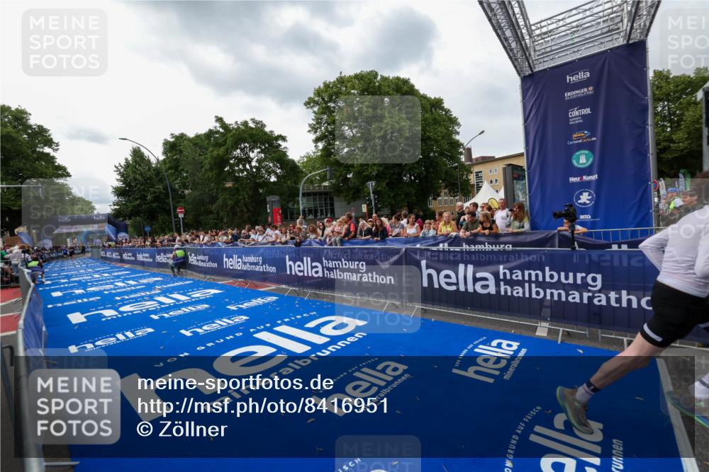 29.06.2025 - hella hamburg halbmarathon Zöllner http://msf.ph/oto/8416951 29.06.2025 10:28:14 Ziel 7389, 15883 meine-sportfotos.de