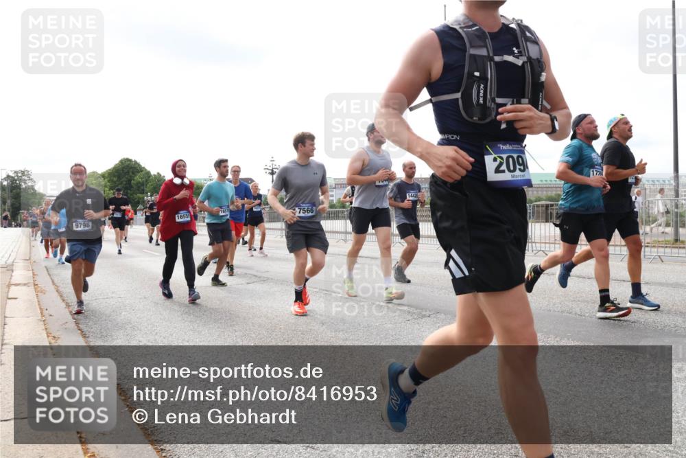 29.06.2025 - hella hamburg halbmarathon Lena Gebhardt http://msf.ph/oto/8416953 29.06.2025 10:17:52 Lombardsbrücke 209, 172, 9798, 1655, 1657, 14420, 7566, 1015, 1159, 1160, 1204, 1268, 1274, 1325, 1458, 1554, 1622, 1641, 1749, 1795, 1982, 2094, 2147, 2259, 2305, 2548, 2931, 3138, 3292, 3802, 3803, 3977, 4194, 4218, 4852, 5002, 5004, 5290, 5611, 5733, 6254, 6270, 6336, 6352, 6520, 6786, 7011, 7094, 7258, 7291, 7413, 7566, 7641, 7649, 7838, 7844, 7882, 7883, 8128, 8144, 8248, 8309, 8351, 8607, 8799, 8895, 9400, 9539, 9717, 9734, 9798, 9844, 9848, 9964, 10174, 10332, 10509 meine-sportfotos.de
