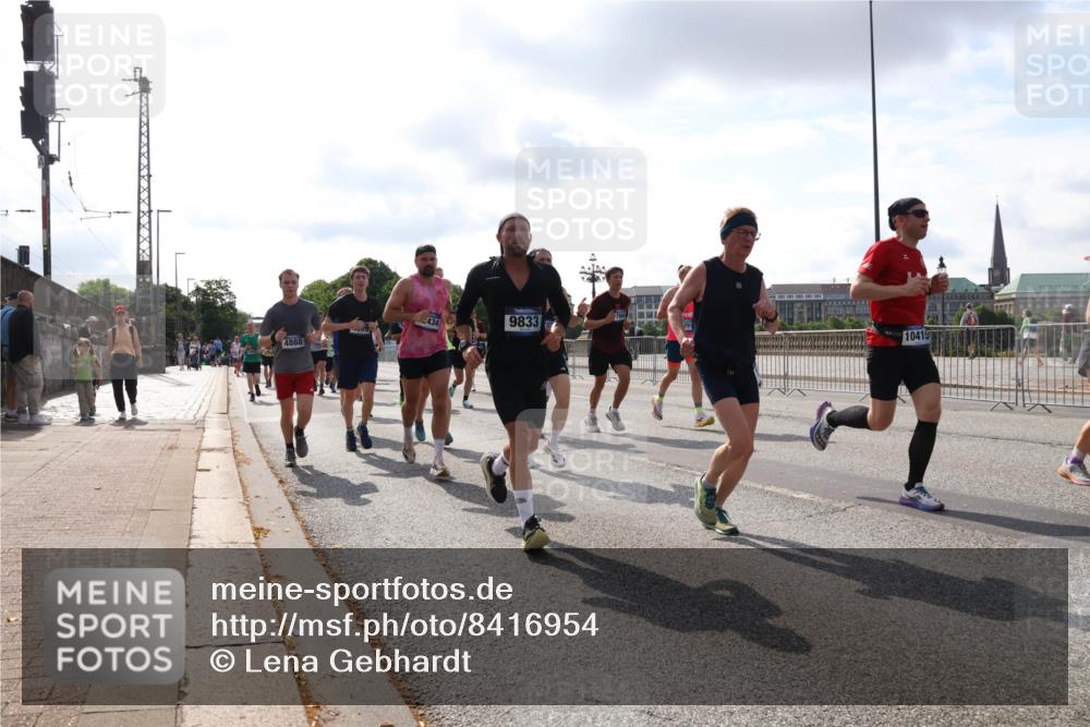 29.06.2025 - hella hamburg halbmarathon Lena Gebhardt http://msf.ph/oto/8416954 29.06.2025 09:51:05 Lombardsbrücke 4888, 9833, 10415, 1136, 1256, 1441, 1677, 1912, 1941, 1962, 2546, 2579, 3056, 3626, 3700, 3947, 4854, 4888, 4889, 4893, 5026, 5087, 5275, 5387, 5506, 5508, 5752, 5916, 6080, 6429, 6593, 6639, 6686, 6687, 6721, 6901, 7110, 7116, 7284, 7378, 7635, 7693, 7962, 8091, 8122, 8319, 8574, 8958, 8966, 9262, 9313, 9371, 9380, 9755, 9833, 9885, 10064, 10193, 10415, 10469, 10783, 10922, 11281, 11284, 11305, 11907, 12153, 14201 meine-sportfotos.de