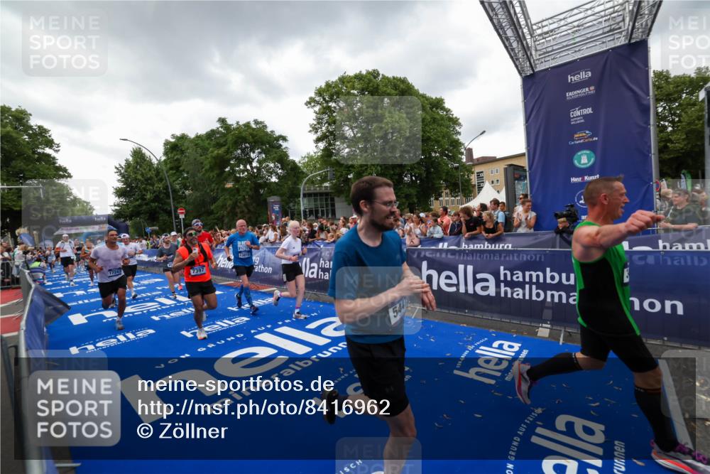 29.06.2025 - hella hamburg halbmarathon Zöllner http://msf.ph/oto/8416962 29.06.2025 10:50:39 Ziel 1399, 1750, 3414, 4346, 5447, 6282, 6662, 7397, 7583, 7786, 8576, 9057, 11214, 13808, 13812, 13875, 15519, 15803, 16291, 16806, 17179, 17247, 18006, 18413 meine-sportfotos.de