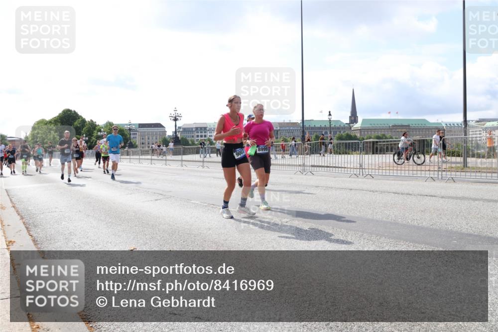 29.06.2025 - hella hamburg halbmarathon Lena Gebhardt http://msf.ph/oto/8416969 29.06.2025 10:05:17 Lombardsbrücke 9007, 8999, 1126, 1559, 1863, 1936, 1981, 2288, 2298, 2424, 2624, 2628, 3071, 3413, 3578, 4014, 4220, 4394, 4538, 4782, 4951, 5073, 6059, 6907, 6908, 7302, 7826, 8089, 8999, 9007, 9019, 9075, 9165, 9559, 9680, 9736, 9737, 9738, 10343, 10694, 11088, 11551, 11595, 11784, 11873, 12557, 13221, 13242, 13327, 13717, 14203, 14465, 14642, 16092, 16134, 16357, 16478, 16546, 16579, 16847, 17112, 17707, 17818, 18189, 18616, 18617, 19034 meine-sportfotos.de
