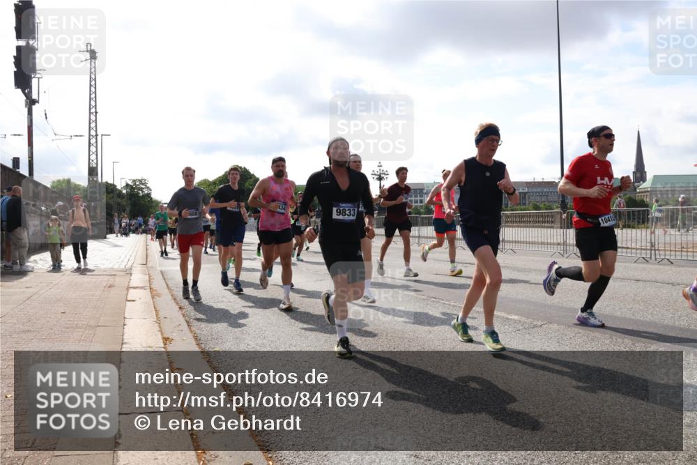 29.06.2025 - hella hamburg halbmarathon Lena Gebhardt http://msf.ph/oto/8416974 29.06.2025 09:51:05 Lombardsbrücke 434, 888, 9833, 10415, 1136, 1256, 1441, 1677, 1912, 1941, 1962, 2546, 2579, 3056, 3626, 3700, 3947, 4854, 4888, 4889, 4893, 5026, 5087, 5275, 5387, 5506, 5508, 5752, 5916, 6080, 6429, 6593, 6639, 6686, 6687, 6721, 6901, 7110, 7116, 7284, 7378, 7635, 7693, 7962, 8091, 8122, 8319, 8574, 8958, 8966, 9262, 9313, 9371, 9380, 9755, 9833, 9885, 10064, 10193, 10415, 10469, 10783, 10922, 11281, 11284, 11305, 11907, 12153, 14201 meine-sportfotos.de