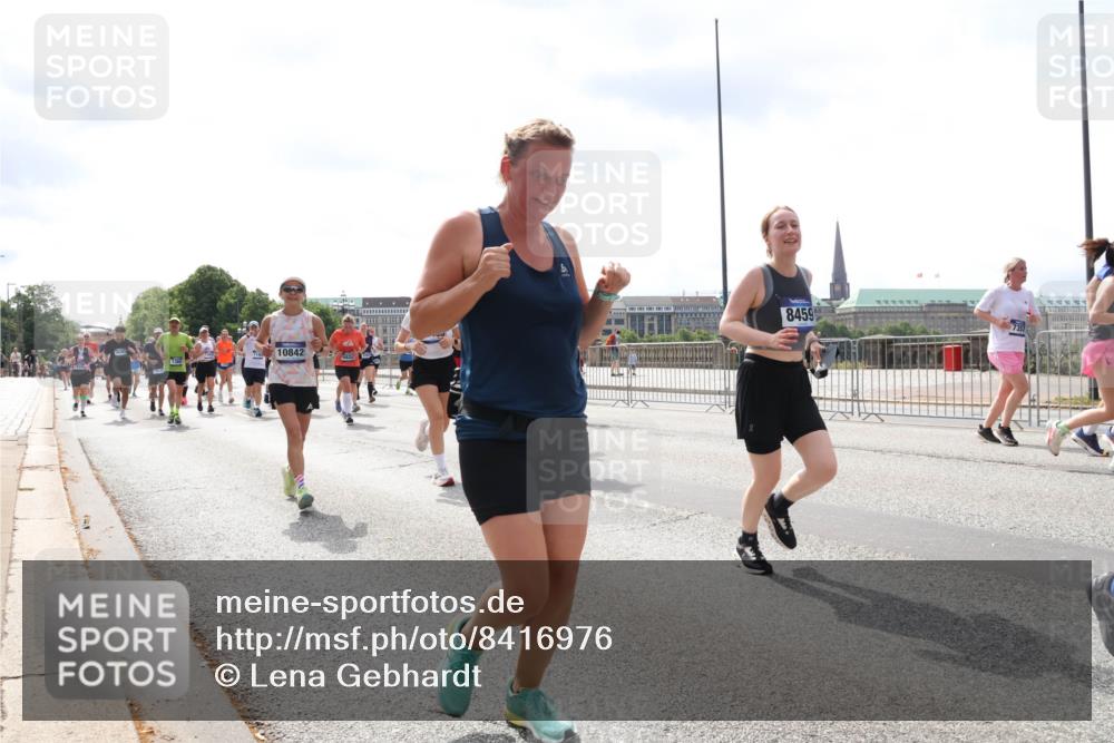 29.06.2025 - hella hamburg halbmarathon Lena Gebhardt http://msf.ph/oto/8416976 29.06.2025 10:42:26 Lombardsbrücke 10842, 6822, 8459, 1039, 1150, 1360, 1624, 1752, 1929, 1957, 1994, 2069, 2134, 2145, 2401, 2523, 2538, 2580, 2940, 2941, 2974, 3276, 3326, 3568, 3605, 3874, 4092, 4329, 4334, 4353, 4735, 4736, 4778, 4885, 4891, 4892, 5403, 5417, 5419, 5671, 5810, 6120, 6136, 6153, 6764, 6828, 6837, 6917, 7040, 7260, 7357, 7513, 7557, 7666, 8014, 8459, 8525, 8526, 8529, 8712, 8816, 8908, 9008, 9223, 9370, 9980, 10027, 10454, 10532, 10697, 12441, 13241 meine-sportfotos.de
