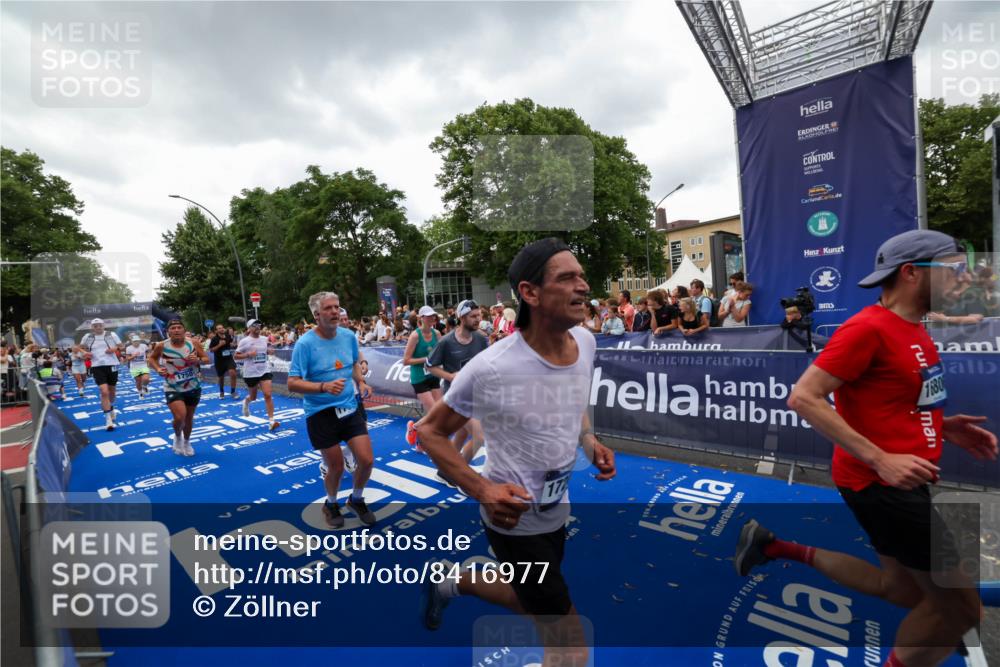 29.06.2025 - hella hamburg halbmarathon Zöllner http://msf.ph/oto/8416977 29.06.2025 10:50:41 Ziel 1399, 1750, 4346, 6282, 6662, 6712, 7134, 7397, 7583, 7786, 7952, 8576, 9057, 11214, 11356, 13701, 13808, 13812, 13875, 15519, 15803, 16291, 16806, 17179, 17247, 18006, 18413, 18820 meine-sportfotos.de