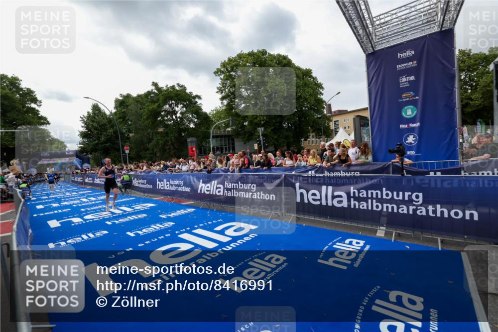 29.06.2025 - hella hamburg halbmarathon Zöllner http://msf.ph/oto/8416991 29.06.2025 10:28:20 Ziel 3075, 7389, 12529, 16711 meine-sportfotos.de