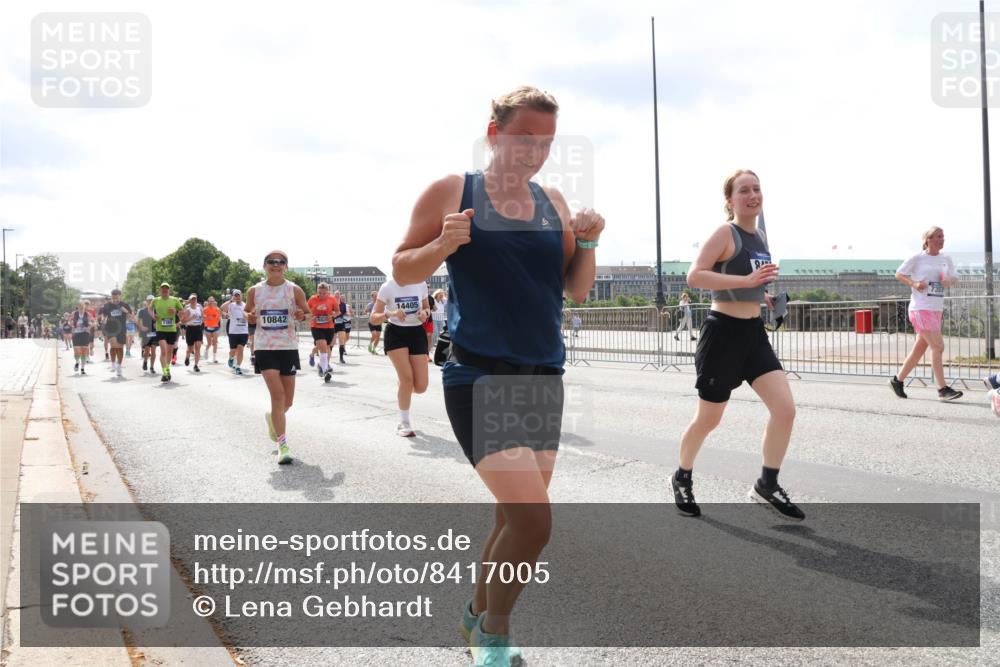 29.06.2025 - hella hamburg halbmarathon Lena Gebhardt http://msf.ph/oto/8417005 29.06.2025 10:42:26 Lombardsbrücke 14405, 10842, 1039, 1150, 1360, 1624, 1752, 1929, 1957, 1994, 2069, 2134, 2145, 2401, 2523, 2538, 2580, 2940, 2941, 2974, 3276, 3326, 3568, 3605, 3874, 4092, 4329, 4334, 4353, 4735, 4736, 4778, 4885, 4891, 4892, 5403, 5417, 5419, 5671, 5810, 6120, 6136, 6153, 6764, 6828, 6837, 6917, 7040, 7260, 7357, 7513, 7557, 7666, 8014, 8459, 8525, 8526, 8529, 8712, 8816, 8908, 9008, 9223, 9370, 9980, 10027, 10454, 10532, 10697, 12441, 13241 meine-sportfotos.de