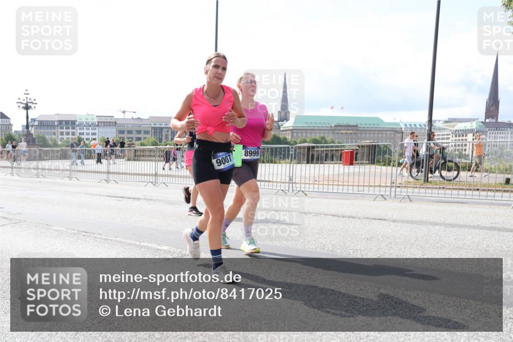 29.06.2025 - hella hamburg halbmarathon Lena Gebhardt http://msf.ph/oto/8417025 29.06.2025 10:05:18 Lombardsbrücke 9007, 8999, 1126, 1559, 1863, 1936, 1981, 2288, 2298, 2424, 2624, 3071, 3413, 3578, 4014, 4220, 4394, 4782, 4951, 5073, 6059, 6907, 6908, 7302, 7826, 8089, 8999, 9007, 9019, 9075, 9165, 9559, 9680, 9736, 9737, 9738, 10343, 10694, 11088, 11551, 11595, 11784, 11873, 12557, 13221, 13242, 13327, 13717, 14203, 14465, 14642, 16092, 16134, 16478, 16546, 16579, 16847, 17112, 17707, 17818, 18189, 18616, 18617, 19034 meine-sportfotos.de