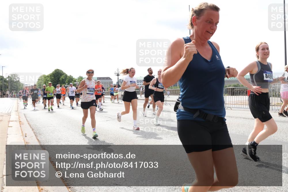 29.06.2025 - hella hamburg halbmarathon Lena Gebhardt http://msf.ph/oto/8417033 29.06.2025 10:42:26 Lombardsbrücke 10842, 1360, 1754, 8459, 1039, 1150, 1360, 1624, 1752, 1929, 1957, 1994, 2069, 2134, 2145, 2401, 2523, 2538, 2580, 2940, 2941, 2974, 3276, 3326, 3568, 3605, 3874, 4092, 4329, 4334, 4353, 4735, 4736, 4778, 4885, 4891, 4892, 5403, 5417, 5419, 5671, 5810, 6120, 6136, 6153, 6764, 6828, 6837, 6917, 7040, 7260, 7357, 7513, 7557, 7666, 8014, 8459, 8525, 8526, 8529, 8712, 8816, 8908, 9008, 9223, 9370, 9980, 10027, 10454, 10532, 10697, 12441, 13241 meine-sportfotos.de