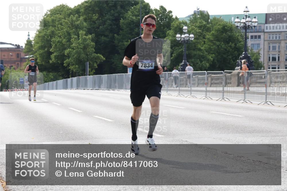 29.06.2025 - hella hamburg halbmarathon Lena Gebhardt http://msf.ph/oto/8417063 29.06.2025 09:41:01 Lombardsbrücke 17886, 7834, 5253, 6816, 7834, 7963, 9151, 9475, 11210, 11829, 12373, 14360, 14766, 15526, 17771, 17886, 18930 meine-sportfotos.de