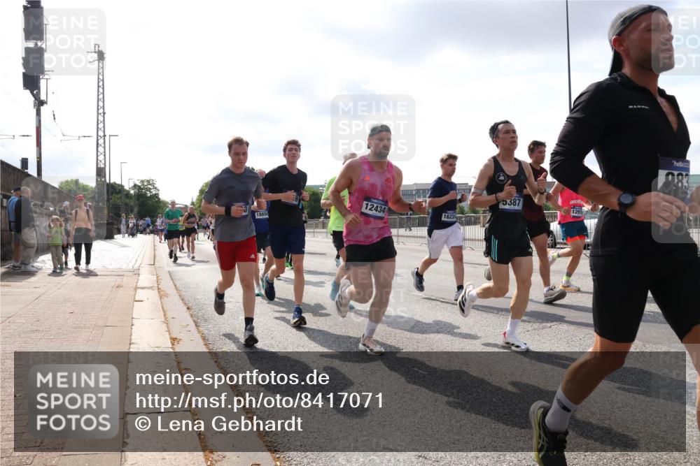 29.06.2025 - hella hamburg halbmarathon Lena Gebhardt http://msf.ph/oto/8417071 29.06.2025 09:51:06 Lombardsbrücke 12434, 16224, 18650, 5387, 1291, 983, 1136, 1256, 1441, 1677, 1912, 1941, 1962, 2546, 2579, 3056, 3626, 3700, 3947, 4854, 4888, 4889, 4893, 5026, 5087, 5275, 5387, 5506, 5752, 5916, 6080, 6429, 6593, 6639, 6686, 6687, 6721, 6901, 7110, 7116, 7284, 7378, 7635, 7693, 7962, 8091, 8122, 8319, 8574, 8958, 8966, 9262, 9313, 9371, 9380, 9755, 9833, 9885, 10064, 10193, 10415, 10469, 10783, 11281, 11284, 11305, 11907, 12153, 14201 meine-sportfotos.de