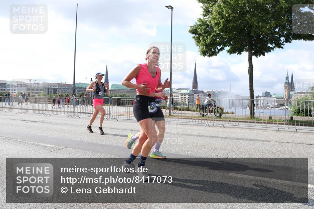 29.06.2025 - hella hamburg halbmarathon Lena Gebhardt http://msf.ph/oto/8417073 29.06.2025 10:05:18 Lombardsbrücke 1420, 900, 8999, 1126, 1559, 1863, 1936, 1981, 2288, 2298, 2424, 2624, 3071, 3413, 3578, 4014, 4220, 4394, 4782, 4951, 5073, 6059, 6907, 6908, 7302, 7826, 8089, 8999, 9007, 9019, 9075, 9165, 9559, 9680, 9736, 9737, 9738, 10343, 10694, 11088, 11551, 11595, 11784, 11873, 12557, 13221, 13242, 13327, 13717, 14203, 14465, 14642, 16092, 16134, 16478, 16546, 16579, 16847, 17112, 17707, 17818, 18189, 18616, 18617, 19034 meine-sportfotos.de