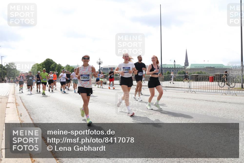 29.06.2025 - hella hamburg halbmarathon Lena Gebhardt http://msf.ph/oto/8417078 29.06.2025 10:42:27 Lombardsbrücke 10842, 14405, 12854, 1039, 1150, 1360, 1624, 1752, 1929, 1957, 1994, 2069, 2134, 2145, 2401, 2523, 2538, 2580, 2940, 2941, 2974, 3276, 3326, 3568, 3605, 3874, 4092, 4329, 4334, 4353, 4735, 4736, 4778, 4885, 4891, 4892, 5403, 5417, 5419, 5671, 5810, 6120, 6136, 6153, 6764, 6828, 6837, 6917, 7040, 7260, 7357, 7513, 7557, 7666, 8014, 8459, 8525, 8526, 8529, 8712, 8816, 9008, 9223, 9370, 9980, 10027, 10454, 10532, 10697, 12441, 13241 meine-sportfotos.de