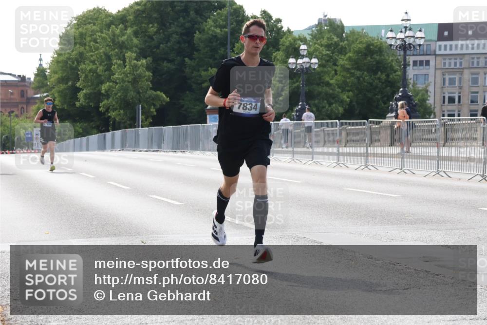 29.06.2025 - hella hamburg halbmarathon Lena Gebhardt http://msf.ph/oto/8417080 29.06.2025 09:41:01 Lombardsbrücke 17886, 7834, 5253, 6816, 7834, 7963, 9151, 9475, 11210, 11829, 12373, 14360, 14766, 15526, 17771, 17886, 18930 meine-sportfotos.de