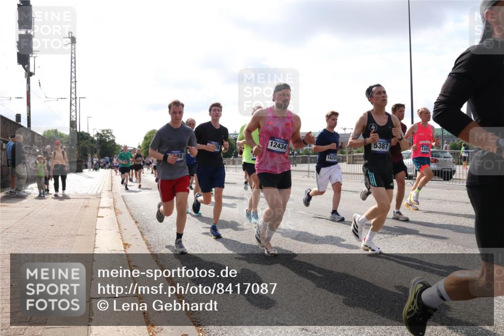 29.06.2025 - hella hamburg halbmarathon Lena Gebhardt http://msf.ph/oto/8417087 29.06.2025 09:51:06 Lombardsbrücke 88, 5387, 12434, 1136, 1256, 1441, 1677, 1912, 1941, 1962, 2546, 2579, 3056, 3626, 3700, 3947, 4854, 4888, 4889, 4893, 5026, 5087, 5275, 5387, 5506, 5752, 5916, 6080, 6429, 6593, 6639, 6686, 6687, 6721, 6901, 7110, 7116, 7284, 7378, 7635, 7693, 7962, 8091, 8122, 8319, 8574, 8958, 8966, 9262, 9313, 9371, 9380, 9755, 9833, 9885, 10064, 10193, 10415, 10469, 10783, 11281, 11284, 11305, 11907, 12153, 14201 meine-sportfotos.de