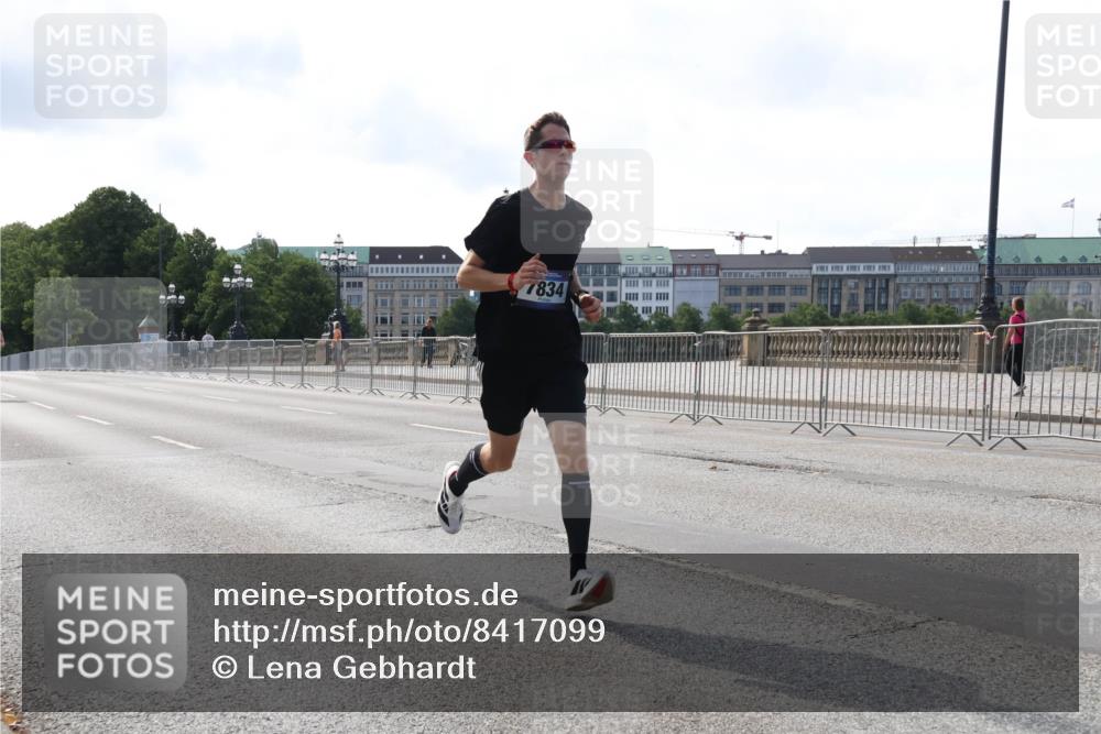 29.06.2025 - hella hamburg halbmarathon Lena Gebhardt http://msf.ph/oto/8417099 29.06.2025 09:41:02 Lombardsbrücke 7834, 5253, 6816, 7834, 7963, 9475, 11210, 11829, 12373, 14360, 14766, 15526, 17771, 17886, 18930 meine-sportfotos.de