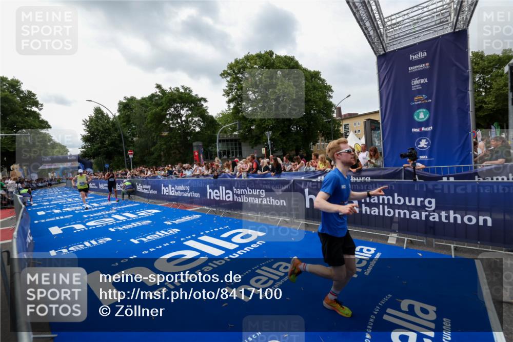 29.06.2025 - hella hamburg halbmarathon Zöllner http://msf.ph/oto/8417100 29.06.2025 10:28:26 Ziel 3075, 5328, 12529, 14140, 16711 meine-sportfotos.de