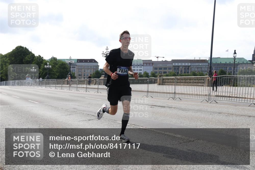 29.06.2025 - hella hamburg halbmarathon Lena Gebhardt http://msf.ph/oto/8417117 29.06.2025 09:41:02 Lombardsbrücke 7834, 5253, 6816, 7834, 7963, 9475, 11210, 11829, 12373, 14360, 14766, 15526, 17771, 17886, 18930 meine-sportfotos.de