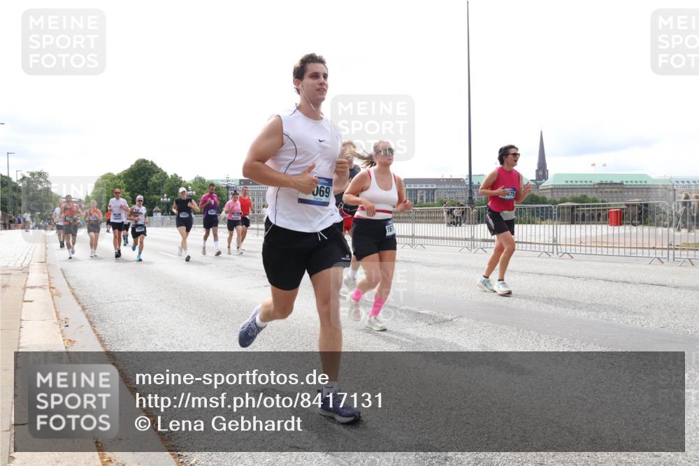 29.06.2025 - hella hamburg halbmarathon Lena Gebhardt http://msf.ph/oto/8417131 29.06.2025 10:26:51 Lombardsbrücke 069, 675, 1300, 1530, 1793, 1973, 2045, 2306, 2643, 4358, 4507, 4509, 4844, 5494, 5495, 5707, 6625, 6637, 6905, 7069, 7234, 7314, 7929, 8056, 8079, 8357, 9186, 9349, 10465, 11110, 11270, 11740, 12071, 12126, 13264, 13462, 14020, 14021, 14930, 15027, 15108, 15807, 15878, 16479, 16788, 17049, 17300, 17445, 17675, 18074, 18087, 18516, 18962, 18976, 18978 meine-sportfotos.de