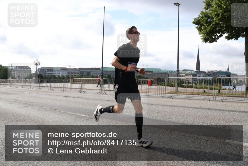 29.06.2025 - hella hamburg halbmarathon Lena Gebhardt http://msf.ph/oto/8417135 29.06.2025 09:41:03 Lombardsbrücke 5253, 6816, 7834, 7963, 9475, 11210, 11829, 12373, 14360, 14766, 15526, 17771, 17886, 18930 meine-sportfotos.de