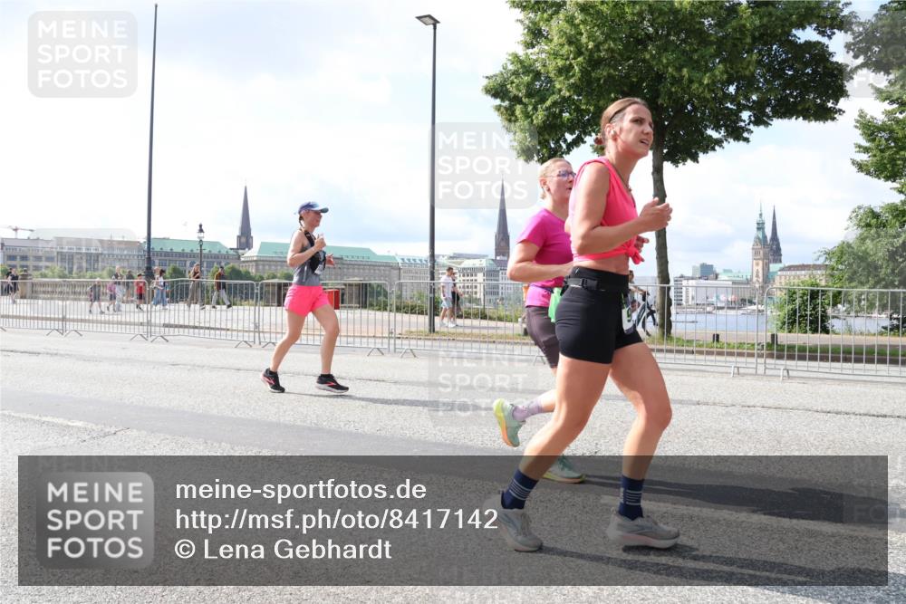 29.06.2025 - hella hamburg halbmarathon Lena Gebhardt http://msf.ph/oto/8417142 29.06.2025 10:05:19 Lombardsbrücke 1126, 1559, 1863, 1936, 1981, 2288, 2298, 2424, 2624, 3071, 3413, 3578, 4014, 4220, 4782, 4951, 5073, 6059, 6907, 6908, 7302, 7826, 8089, 8999, 9007, 9019, 9075, 9165, 9559, 9680, 9736, 9737, 9738, 10343, 10694, 11088, 11595, 11784, 11873, 11958, 12557, 13221, 13242, 13327, 13717, 14203, 14465, 14642, 16092, 16134, 16478, 16546, 16579, 16847, 17112, 17707, 17818, 18189, 18616, 18617, 19034 meine-sportfotos.de