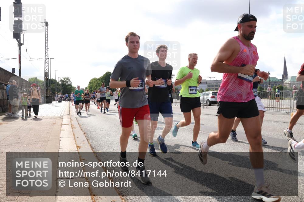 29.06.2025 - hella hamburg halbmarathon Lena Gebhardt http://msf.ph/oto/8417144 29.06.2025 09:51:07 Lombardsbrücke 88, 10193, 622, 1136, 1256, 1441, 1677, 1912, 1941, 1962, 2546, 2579, 3056, 3626, 3700, 3947, 4854, 4888, 4889, 4893, 5026, 5087, 5275, 5387, 5506, 5752, 5916, 6080, 6429, 6593, 6639, 6686, 6687, 6721, 6901, 7110, 7116, 7284, 7378, 7635, 7693, 7962, 8091, 8122, 8319, 8574, 8966, 9262, 9313, 9371, 9380, 9755, 9833, 9885, 10064, 10193, 10415, 10469, 10783, 11049, 11284, 11305, 11907, 12153, 14201 meine-sportfotos.de