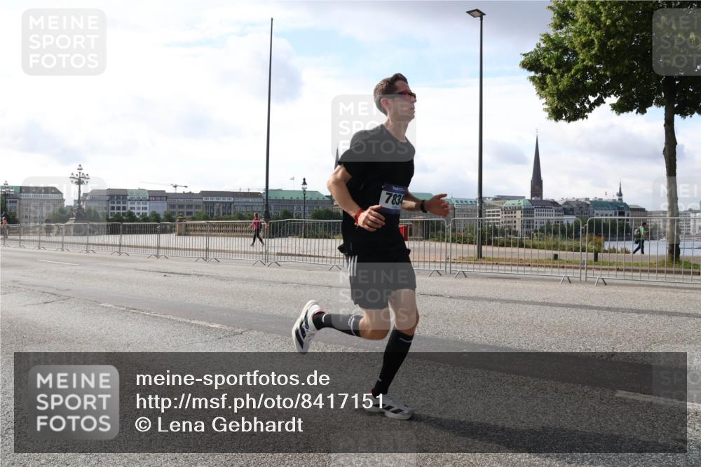 29.06.2025 - hella hamburg halbmarathon Lena Gebhardt http://msf.ph/oto/8417151 29.06.2025 09:41:03 Lombardsbrücke 7834, 5253, 6816, 7834, 7963, 9475, 11210, 11829, 12373, 14360, 14766, 15526, 17771, 17886, 18930 meine-sportfotos.de
