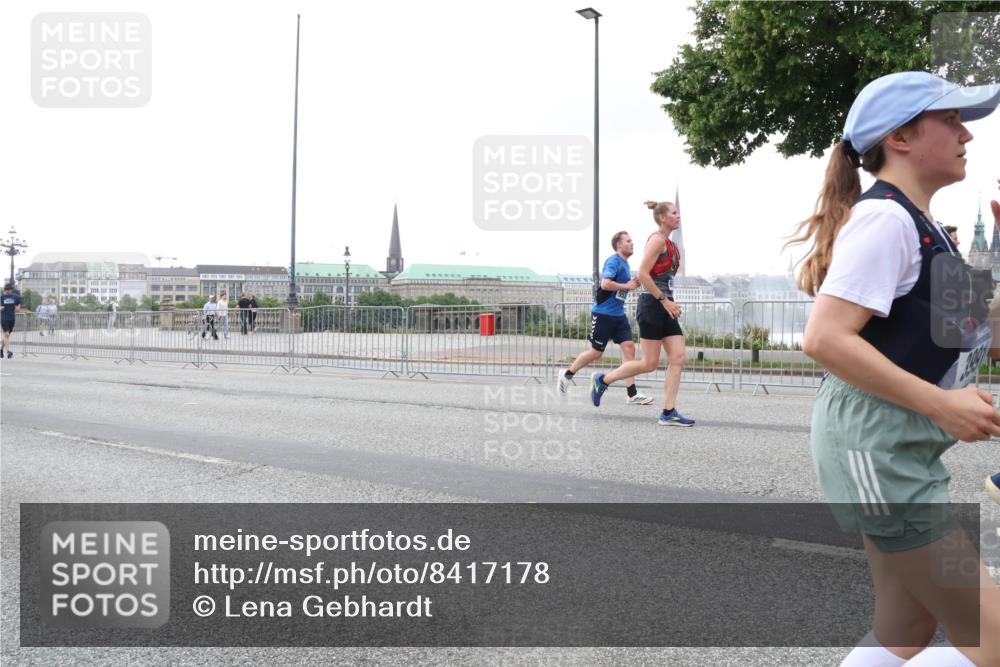 29.06.2025 - hella hamburg halbmarathon Lena Gebhardt http://msf.ph/oto/8417178 29.06.2025 10:51:56 Lombardsbrücke 1418, 1978, 1997, 2308, 2593, 2736, 2778, 3038, 3240, 3991, 4087, 4273, 4436, 4598, 4606, 4748, 4808, 5062, 5291, 5534, 5716, 5717, 6007, 6091, 6404, 6406, 6456, 6604, 6885, 6945, 6947, 6954, 6985, 7682, 7841, 7871, 7992, 8125, 8194, 8196, 8250, 8251, 8399, 8621, 9220, 9340, 9460, 9462, 9590, 9594, 9673, 9730, 10342, 10496, 10521, 10533, 10673, 10693, 10830, 11101, 11126, 11127, 11268, 11375, 11875, 12065 meine-sportfotos.de