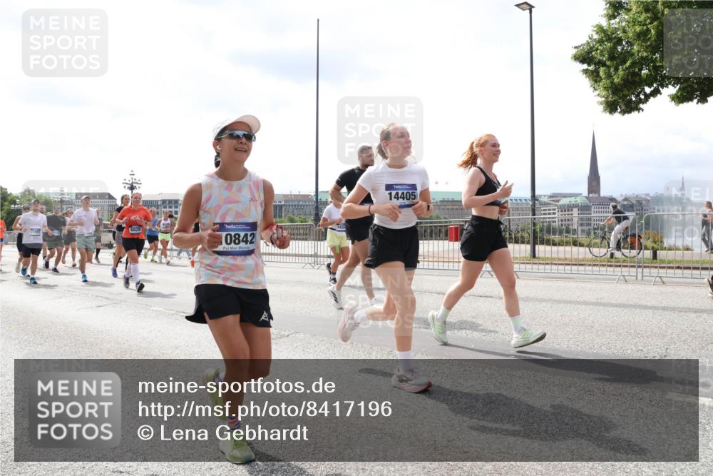 29.06.2025 - hella hamburg halbmarathon Lena Gebhardt http://msf.ph/oto/8417196 29.06.2025 10:42:28 Lombardsbrücke 6828, 0842, 1432, 14405, 1039, 1150, 1360, 1624, 1752, 1929, 1957, 1994, 2069, 2134, 2145, 2401, 2523, 2538, 2580, 2940, 2941, 2974, 3276, 3326, 3568, 3605, 3874, 4092, 4329, 4334, 4353, 4735, 4736, 4778, 4885, 4891, 4892, 5403, 5417, 5419, 5671, 5810, 6120, 6136, 6153, 6764, 6828, 6837, 6917, 7040, 7260, 7357, 7513, 7557, 7666, 8014, 8459, 8525, 8526, 8529, 8712, 8816, 9008, 9223, 9370, 9980, 10027, 10454, 10532, 10697, 12441, 13241 meine-sportfotos.de