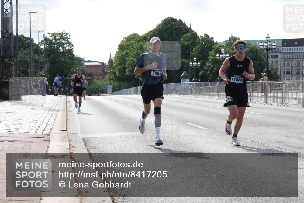 29.06.2025 - hella hamburg halbmarathon Lena Gebhardt http://msf.ph/oto/8417205 29.06.2025 09:41:07 Lombardsbrücke 11624, 7963, 18, 17886, 5253, 6816, 7834, 7963, 9475, 11624, 11829, 12373, 14360, 14766, 15526, 17771, 17886 meine-sportfotos.de