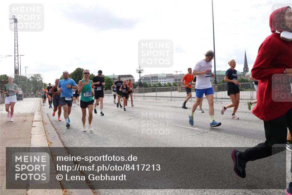 29.06.2025 - hella hamburg halbmarathon Lena Gebhardt http://msf.ph/oto/8417213 29.06.2025 10:17:54 Lombardsbrücke 6171, 11275, 3138, 10174, 1003, 1015, 1159, 1160, 1204, 1268, 1274, 1325, 1458, 1554, 1622, 1641, 1749, 1795, 1982, 2094, 2147, 2259, 2305, 2548, 2931, 3138, 3292, 3977, 4194, 4218, 4804, 4852, 5002, 5004, 5290, 5611, 5733, 6254, 6270, 6336, 6352, 6786, 7094, 7258, 7291, 7413, 7566, 7641, 7649, 7838, 7844, 7882, 7883, 8067, 8128, 8144, 8248, 8351, 8607, 8799, 8895, 9400, 9539, 9717, 9734, 9798, 9844, 9848, 9964, 10174, 10332, 10509 meine-sportfotos.de
