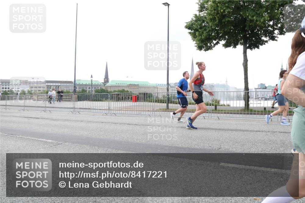 29.06.2025 - hella hamburg halbmarathon Lena Gebhardt http://msf.ph/oto/8417221 29.06.2025 10:51:56 Lombardsbrücke 1418, 1978, 1997, 2308, 2593, 2736, 2778, 3038, 3240, 3991, 4087, 4273, 4436, 4598, 4606, 4748, 4808, 5062, 5291, 5534, 5716, 5717, 6007, 6091, 6404, 6406, 6456, 6604, 6885, 6945, 6947, 6954, 6985, 7682, 7841, 7871, 7992, 8125, 8194, 8196, 8250, 8251, 8399, 8621, 9220, 9340, 9460, 9462, 9590, 9594, 9673, 9730, 10342, 10496, 10521, 10533, 10673, 10693, 10830, 11101, 11126, 11127, 11268, 11375, 11875, 12065 meine-sportfotos.de