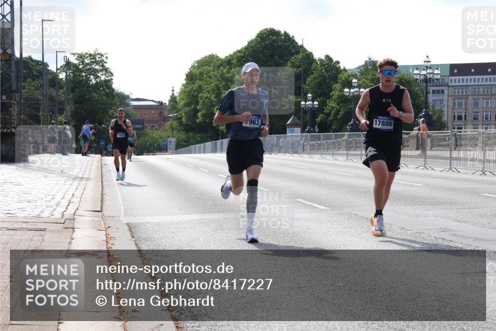29.06.2025 - hella hamburg halbmarathon Lena Gebhardt http://msf.ph/oto/8417227 29.06.2025 09:41:08 Lombardsbrücke 11624, 963, 8, 17886, 5253, 6816, 7834, 7963, 11624, 11829, 12373, 14360, 14766, 15526, 17771, 17886 meine-sportfotos.de