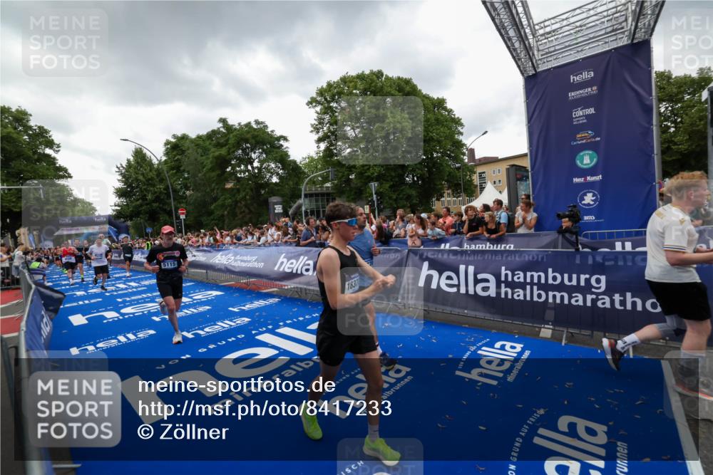 29.06.2025 - hella hamburg halbmarathon Zöllner http://msf.ph/oto/8417233 29.06.2025 10:50:54 Ziel 1466, 3654, 3947, 4839, 5018, 5115, 7052, 8205, 8657, 10750, 11551, 15395, 15426, 15643, 15720, 17129, 18182, 18370 meine-sportfotos.de