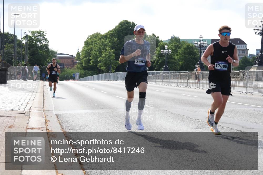 29.06.2025 - hella hamburg halbmarathon Lena Gebhardt http://msf.ph/oto/8417246 29.06.2025 09:41:08 Lombardsbrücke 11624, 8, 7963, 17886, 5253, 6816, 7834, 7963, 11624, 11829, 12373, 14360, 14766, 15526, 17771, 17886 meine-sportfotos.de