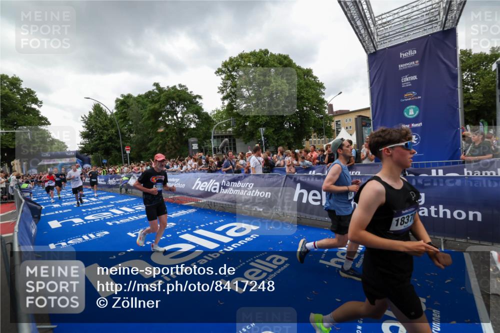 29.06.2025 - hella hamburg halbmarathon Zöllner http://msf.ph/oto/8417248 29.06.2025 10:50:54 Ziel 1466, 3654, 3947, 4839, 5018, 5115, 7052, 8205, 8657, 10750, 11551, 15395, 15426, 15643, 15720, 17129, 18182, 18370 meine-sportfotos.de