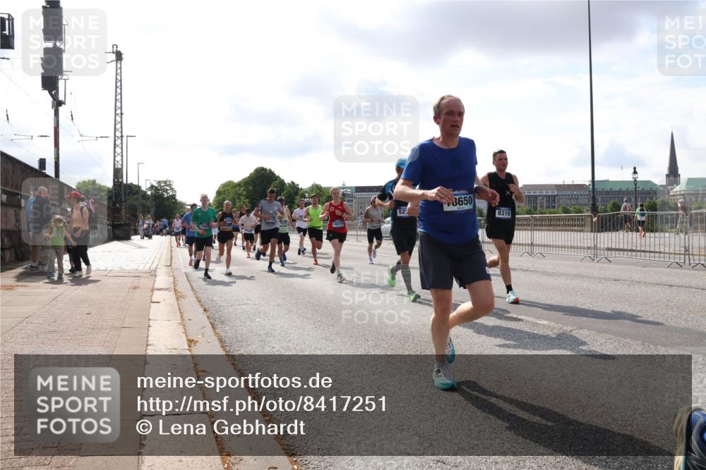 29.06.2025 - hella hamburg halbmarathon Lena Gebhardt http://msf.ph/oto/8417251 29.06.2025 09:51:08 Lombardsbrücke 1280, 18274, 52, 3650, 8319, 1136, 1256, 1441, 1677, 1912, 1941, 1962, 2546, 2579, 3056, 3626, 3700, 3947, 4854, 4888, 4889, 4893, 5026, 5087, 5275, 5387, 5506, 5752, 5916, 6080, 6429, 6593, 6639, 6686, 6687, 6721, 6901, 7110, 7116, 7284, 7378, 7635, 7693, 7962, 8091, 8122, 8319, 8574, 8966, 9262, 9313, 9371, 9380, 9755, 9833, 9885, 10064, 10193, 10415, 10469, 10783, 11049, 11284, 11305, 11907, 12153, 14201 meine-sportfotos.de