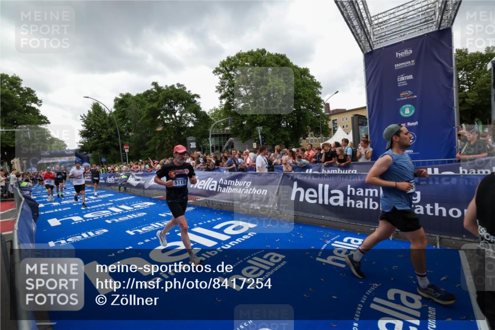 29.06.2025 - hella hamburg halbmarathon Zöllner http://msf.ph/oto/8417254 29.06.2025 10:50:54 Ziel 1466, 3654, 3947, 4839, 5018, 5115, 7052, 8205, 8657, 10750, 11551, 15395, 15426, 15643, 15720, 17129, 18182, 18370 meine-sportfotos.de