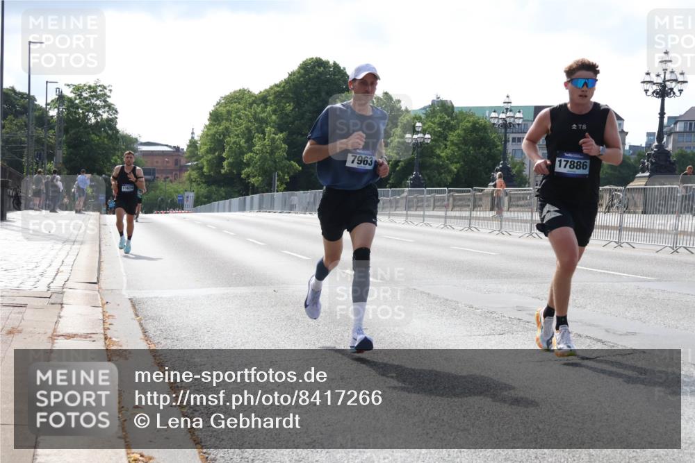 29.06.2025 - hella hamburg halbmarathon Lena Gebhardt http://msf.ph/oto/8417266 29.06.2025 09:41:08 Lombardsbrücke 11624, 7963, 8, 17886, 5253, 6816, 7834, 7963, 11624, 11829, 12373, 14360, 14766, 15526, 17771, 17886 meine-sportfotos.de