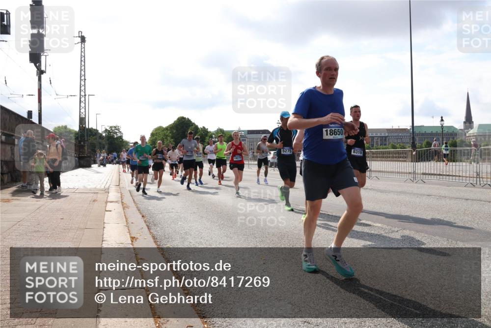 29.06.2025 - hella hamburg halbmarathon Lena Gebhardt http://msf.ph/oto/8417269 29.06.2025 09:51:08 Lombardsbrücke 2153, 18274, 5275, 18650, 8319, 1136, 1256, 1441, 1677, 1912, 1941, 1962, 2546, 2579, 3056, 3626, 3700, 3947, 4854, 4888, 4889, 4893, 5026, 5087, 5275, 5387, 5506, 5752, 5916, 6080, 6429, 6593, 6639, 6686, 6687, 6721, 6901, 7110, 7116, 7284, 7378, 7635, 7693, 7962, 8091, 8122, 8319, 8574, 8966, 9262, 9313, 9371, 9380, 9755, 9833, 9885, 10064, 10193, 10415, 10469, 10783, 11049, 11284, 11305, 11907, 12153, 14201 meine-sportfotos.de