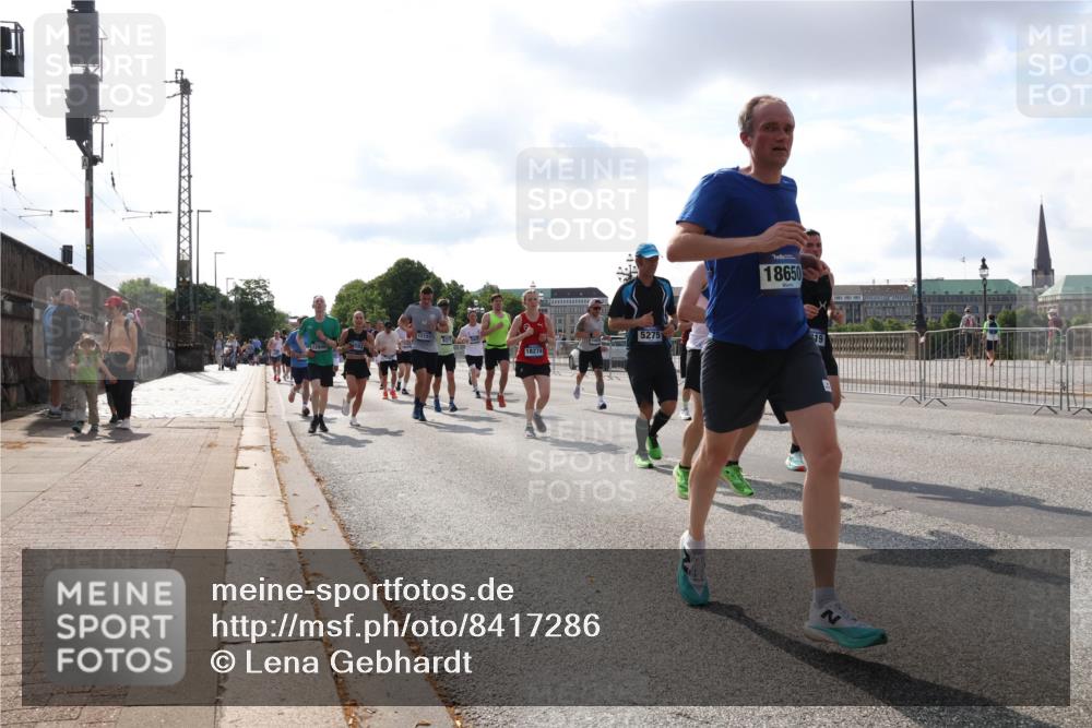 29.06.2025 - hella hamburg halbmarathon Lena Gebhardt http://msf.ph/oto/8417286 29.06.2025 09:51:08 Lombardsbrücke 12153, 18274, 5275, 18650, 19, 1136, 1256, 1441, 1677, 1912, 1941, 1962, 2546, 2579, 3056, 3626, 3700, 3947, 4854, 4888, 4889, 4893, 5026, 5087, 5275, 5387, 5506, 5752, 5916, 6080, 6429, 6593, 6639, 6686, 6687, 6721, 6901, 7110, 7116, 7284, 7378, 7635, 7693, 7962, 8091, 8122, 8319, 8574, 8966, 9262, 9313, 9371, 9380, 9755, 9833, 9885, 10064, 10193, 10415, 10469, 10783, 11049, 11284, 11305, 11907, 12153, 14201 meine-sportfotos.de