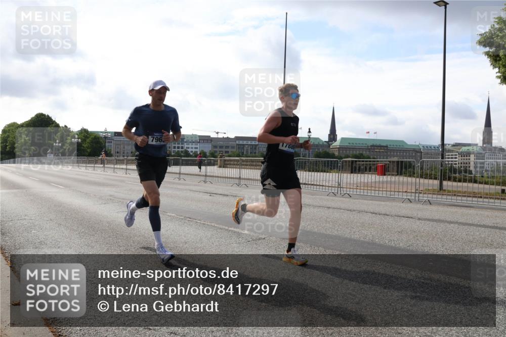29.06.2025 - hella hamburg halbmarathon Lena Gebhardt http://msf.ph/oto/8417297 29.06.2025 09:41:09 Lombardsbrücke 17886, 796, 7834, 7963, 10234, 11624, 11829, 12373, 14360, 14766, 15526, 17771, 17886 meine-sportfotos.de