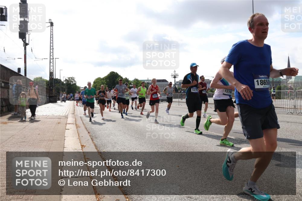 29.06.2025 - hella hamburg halbmarathon Lena Gebhardt http://msf.ph/oto/8417300 29.06.2025 09:51:08 Lombardsbrücke 12153, 18274, 5275, 15706, 18650, 1136, 1256, 1441, 1677, 1912, 1941, 1962, 2546, 2579, 3056, 3626, 3700, 3947, 4854, 4888, 4889, 4893, 5026, 5087, 5275, 5387, 5506, 5752, 5916, 6080, 6429, 6593, 6639, 6686, 6687, 6721, 6901, 7110, 7116, 7284, 7378, 7635, 7693, 7962, 8091, 8122, 8319, 8574, 8966, 9262, 9313, 9371, 9380, 9755, 9833, 9885, 10064, 10193, 10415, 10469, 10783, 11049, 11284, 11305, 11907, 12153, 14201 meine-sportfotos.de