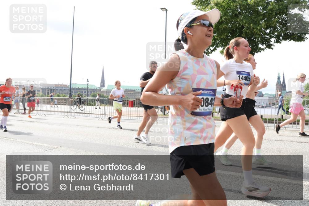 29.06.2025 - hella hamburg halbmarathon Lena Gebhardt http://msf.ph/oto/8417301 29.06.2025 10:42:28 Lombardsbrücke 6828, 0842, 14405, 1039, 1150, 1360, 1624, 1752, 1929, 1957, 1994, 2069, 2134, 2145, 2401, 2523, 2538, 2580, 2940, 2941, 2974, 3276, 3326, 3568, 3605, 3874, 4092, 4329, 4334, 4353, 4735, 4736, 4778, 4885, 4891, 4892, 5403, 5417, 5419, 5671, 5810, 6120, 6136, 6153, 6764, 6828, 6837, 6917, 7040, 7260, 7357, 7513, 7557, 7666, 8014, 8459, 8525, 8526, 8529, 8712, 8816, 9008, 9223, 9370, 9980, 10027, 10454, 10532, 10697, 12441, 13241 meine-sportfotos.de